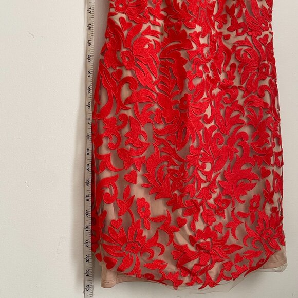 Red Embroidered Bodycon Cocktail Dress - Picture 10 of 11